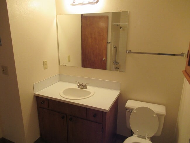 Building Photo - Three Bedroom Duplex in South Salem