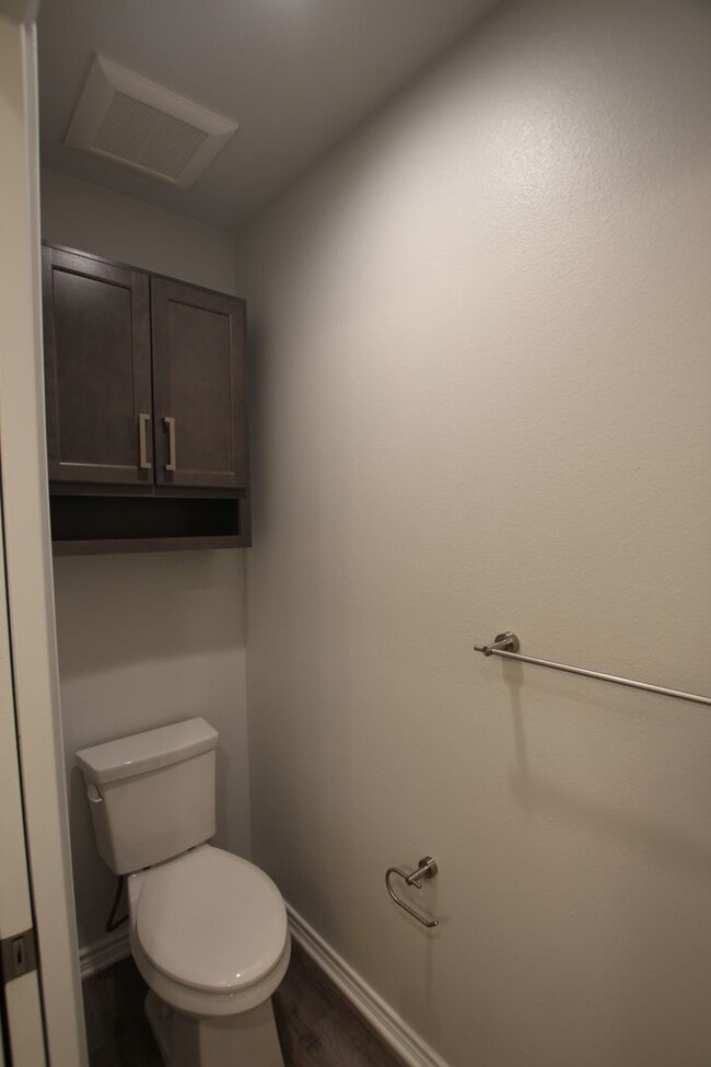 Building Photo - Coming Soon! Stunning 2 Bed 2.5 Bath 1 Car Garage Townhome in Tyler!