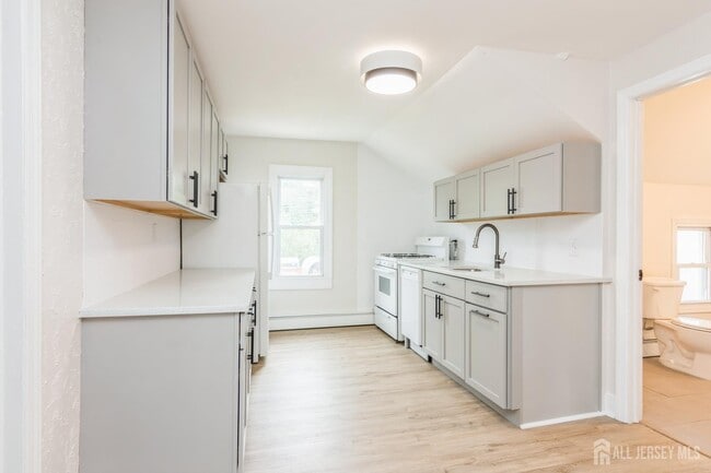 Building Photo - 176 Manalapan Rd