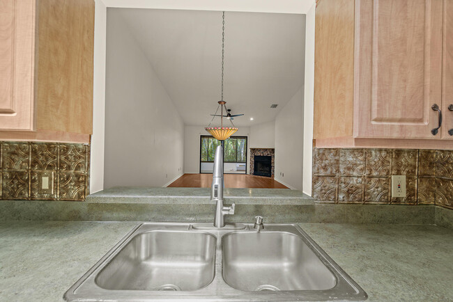 Building Photo - 604 Parkside Pl