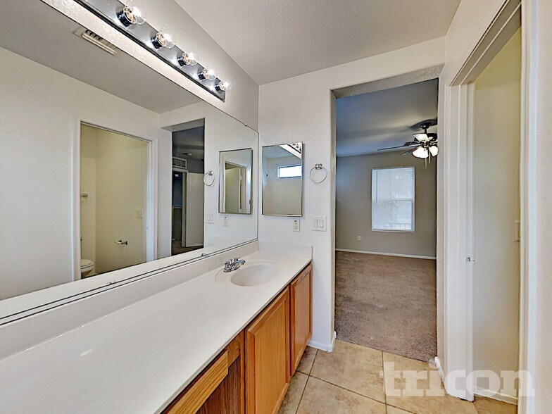 Building Photo - 4925 S 15th Pl