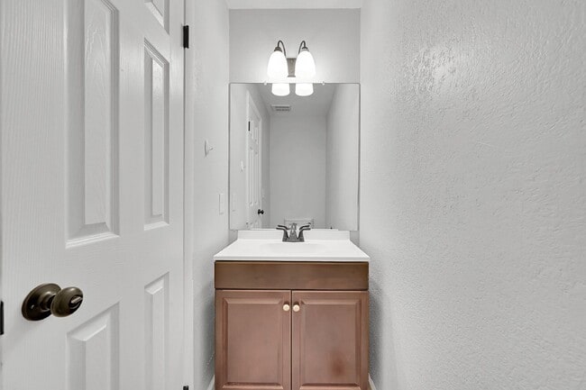Building Photo - 3 Bed/1.5 Bath - Townhome in Colorado Spri...