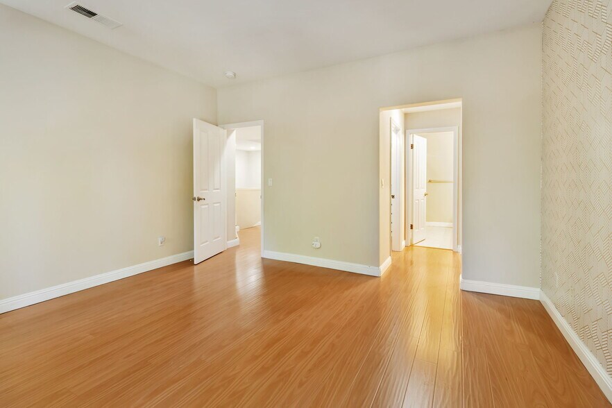 Building Photo - 3162 Silverland Dr