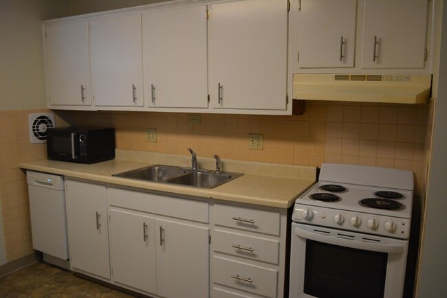 Building Photo - 1533 Elmwood Ave