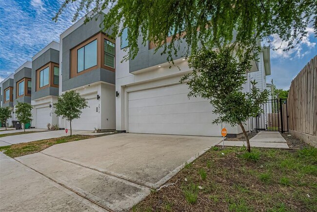 Building Photo - 3510 Hadley St