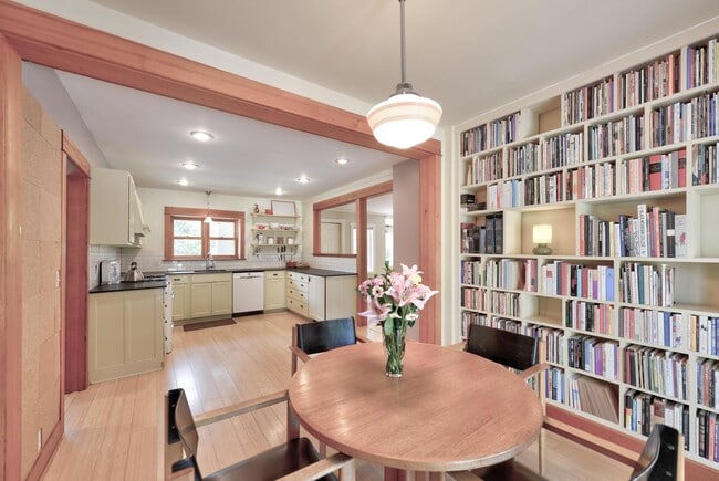 Building Photo - Beautiful Craftsman Bungalow on the edge o...