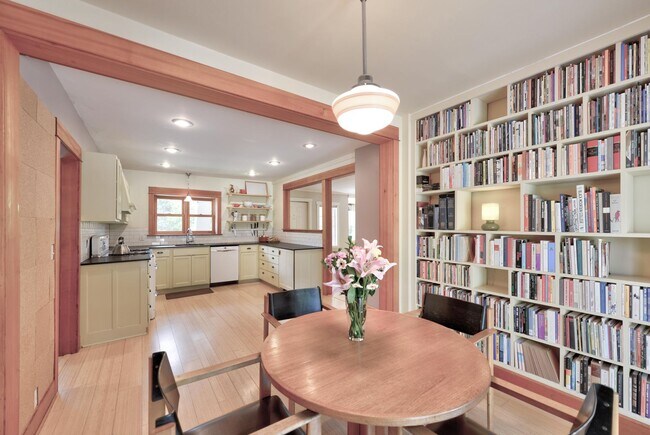Building Photo - Beautiful Craftsman Bungalow on the edge of the Historic Fort Russell Dristrict