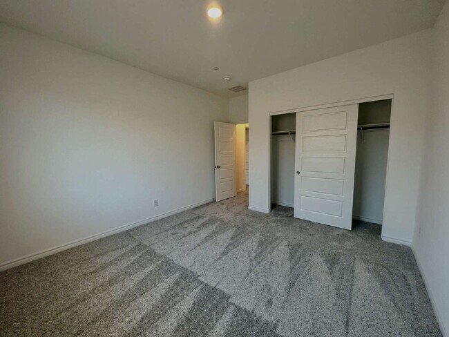 Building Photo - 333 Laurel Peak Dr