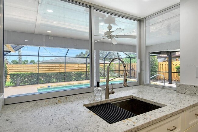 Building Photo - 6722 Roxbury Dr