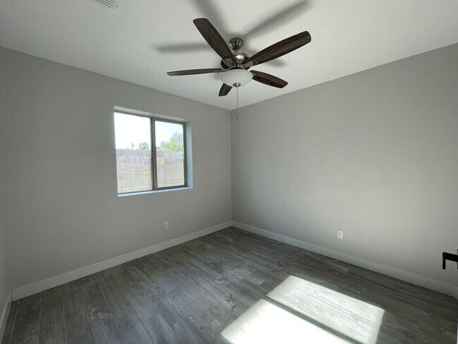 Building Photo - Newly Remodeled 1 Bedroom at end of culdesac, private gate