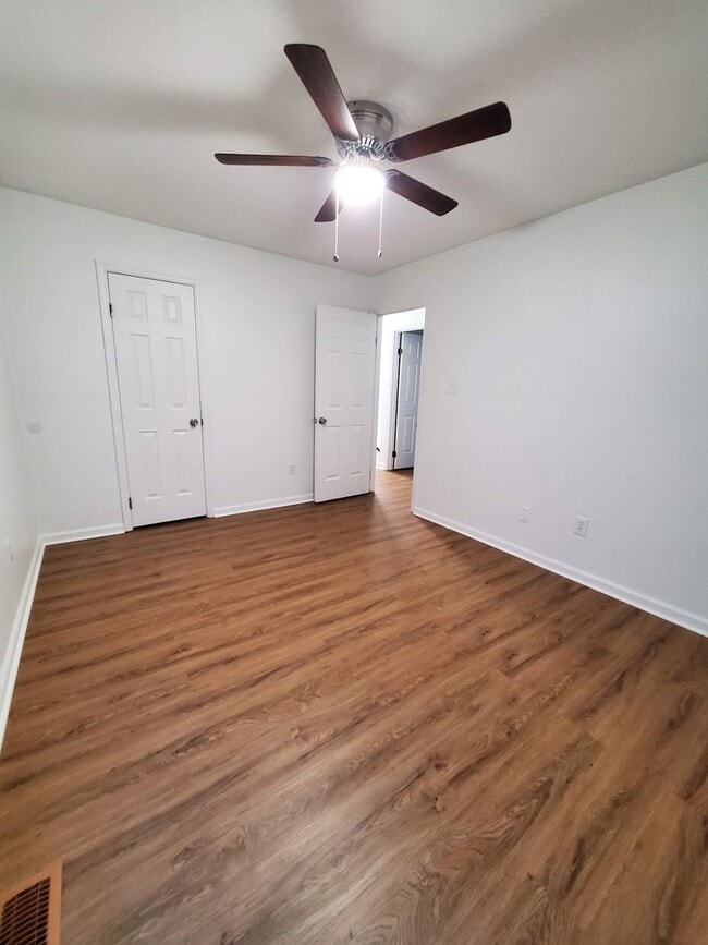 Building Photo - Two Bedroom Townhome in Churchland!