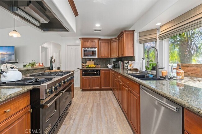 Building Photo - 600 Cliff Dr