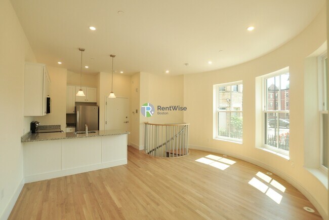 Building Photo - 877 Beacon St