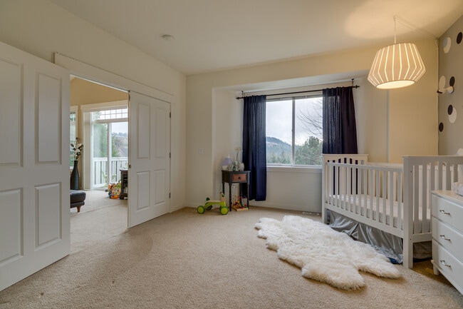 Building Photo - Beautiful open layout 2-level townhome!