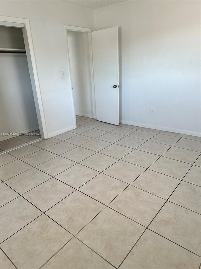 Building Photo - 543 SW 37th Ave