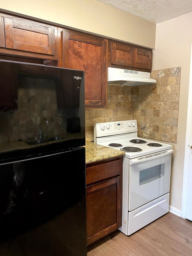 Building Photo - Cozy 2/2 Duplex Available for Prelease!