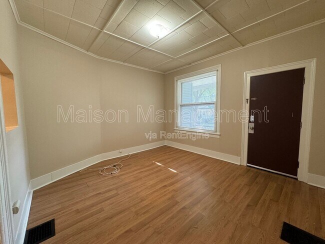 Building Photo - 279 S Goodman St