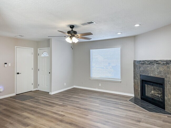 Building Photo - 1106 Arias Ave NW