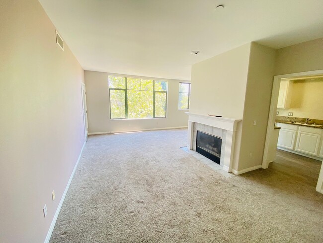 Building Photo - Beautiful Condo in Downtown San Jose. Grea...