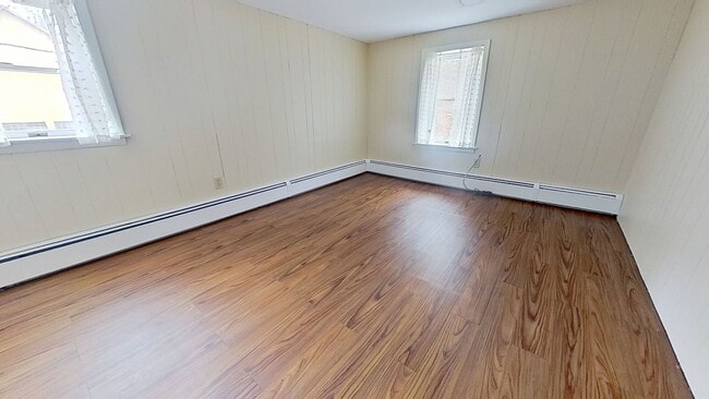 Building Photo - 2nd Floor Apartment