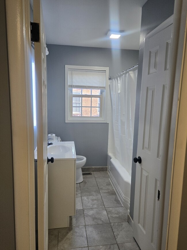 Building Photo - 22 N Lewis Ave