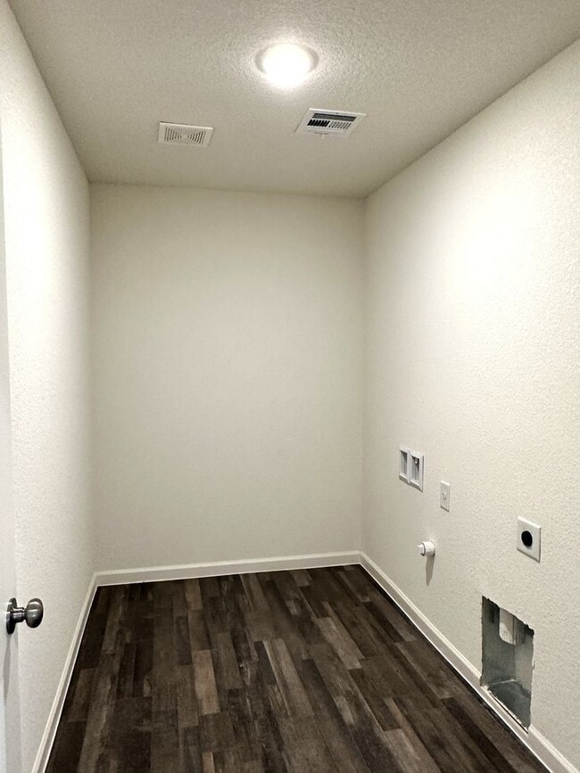 Building Photo - 4 bedroom, 2 bathroom Mystic Canyon Gem