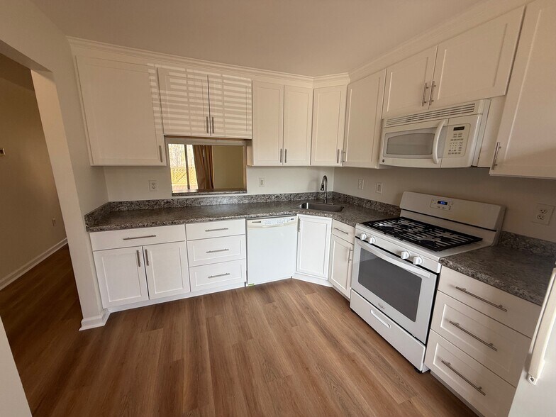 Building Photo - 32 Cherokee Dr