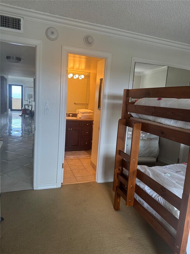 Building Photo - 4900 N Ocean Blvd