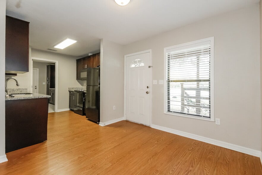 Building Photo - 411 Leafy Way Ave