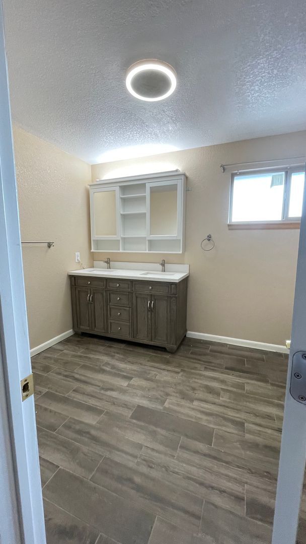 Building Photo - Spacious 4-Bedroom with Mountain Views & U...
