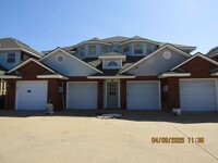 Building Photo - Fairway Villa Townhouse! Small Pets Negoti...
