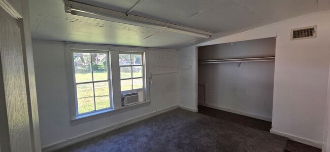 Building Photo - Large home on a corner lot in Ville Platte