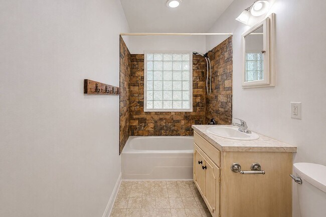 Building Photo - One level home in Beechwood