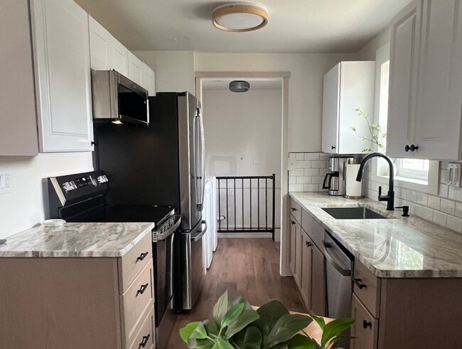 Building Photo - Fully Furnished 3BR | Renovated | All Utilities Included | Ideal for 30+ Day Stays