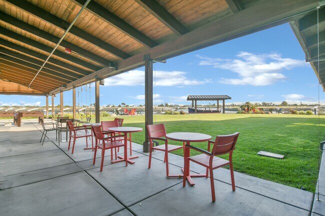 Building Photo - Waterfront Beauty