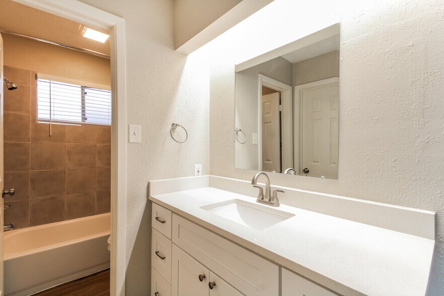 Building Photo - 1331 Goswell Ln