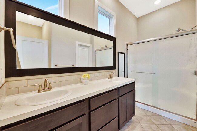 Building Photo - Living in Luxury