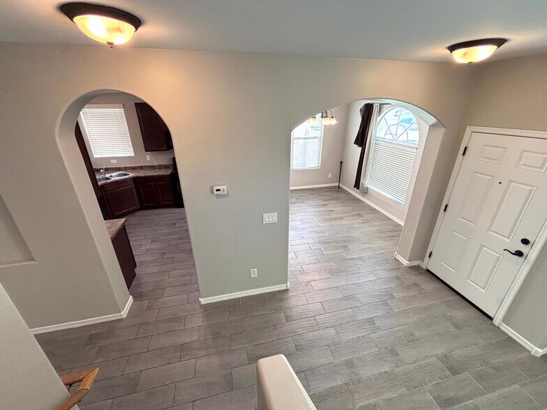 Building Photo - 947 S Utilis Dr