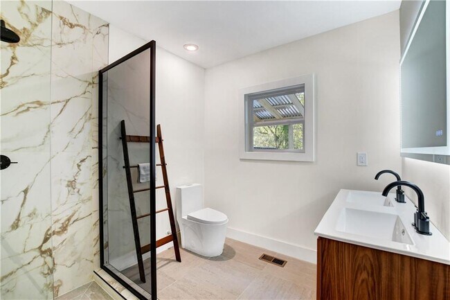 Building Photo - 458 Shannon Dr SW