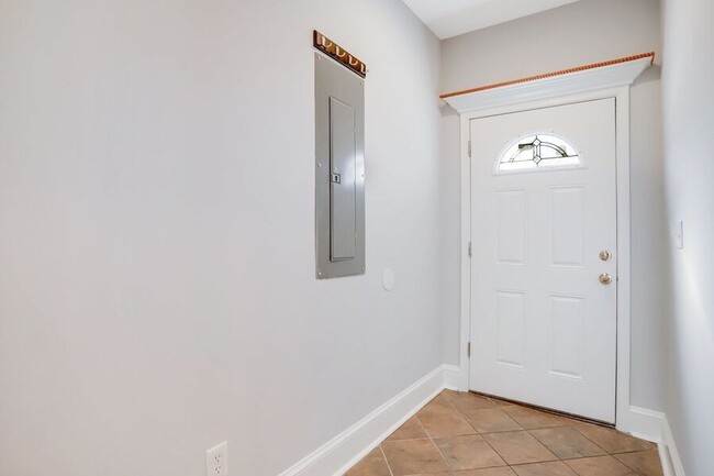 Building Photo - Amazing Anacostia 3 Bedroom with Parking I...