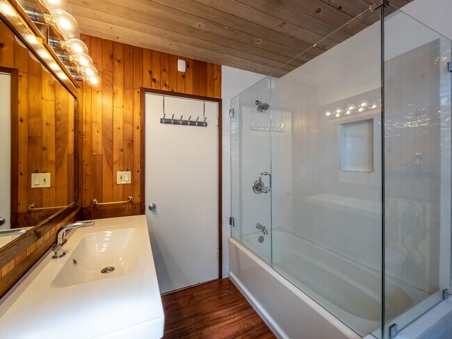 Building Photo - 1404 Oak Grove Dr