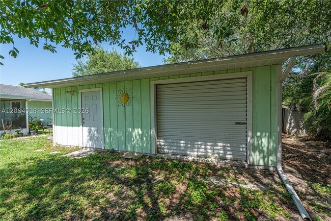 Building Photo - 618 SW Ray Ave