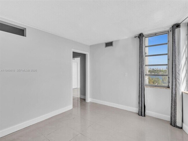 Building Photo - 1770 NE 191st St