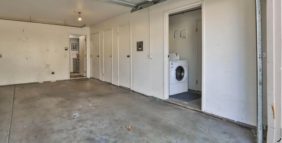Building Photo - 1039 Mohr Ln