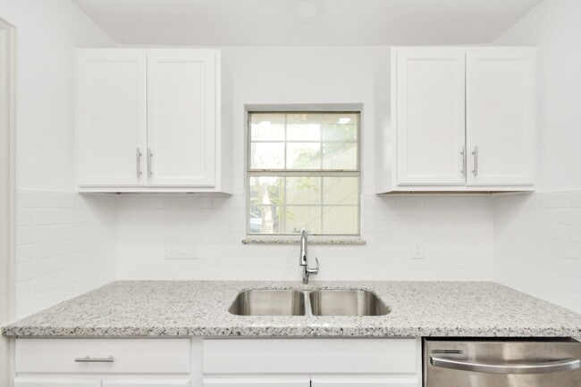 Building Photo - 1501 Maiden Ln