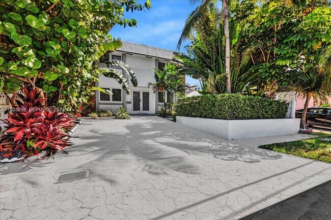 Building Photo - 348 Palm St