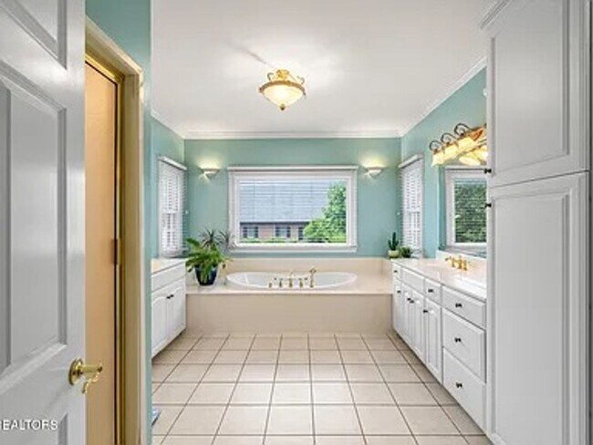 Building Photo - Luxury & Convenience!!