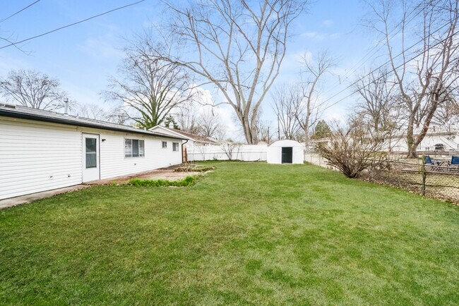 Building Photo - Fantastic 3bd/2ba home! Coming soon!