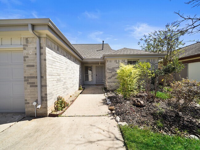 Building Photo - 2239 Highland Hills Dr