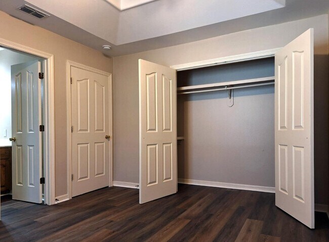 Building Photo - 1402 W Kiwi Ave